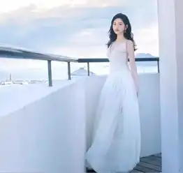 景甜白纱吊带裙配黑色大波浪,宛如花仙子下凡