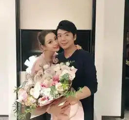 37岁郎朗送花庆祝吉娜25岁生日,合照姿势,又被网友给怼了