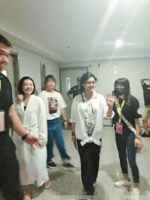 大s穿宽松长裙聚会,完全是胖大婶的感觉,跟老公腻歪还一味扮嫩
