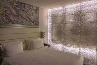 一种透光的混泥土墙