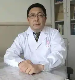 感人万米高空,跪地为老人吸尿37分钟这位医生回忆救人细节