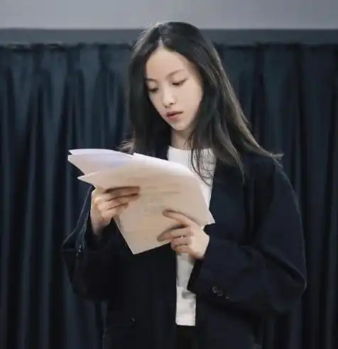 李菲儿这件牛仔外套也太酷炫了彩虹色小卷长发又炫又美,惊艳