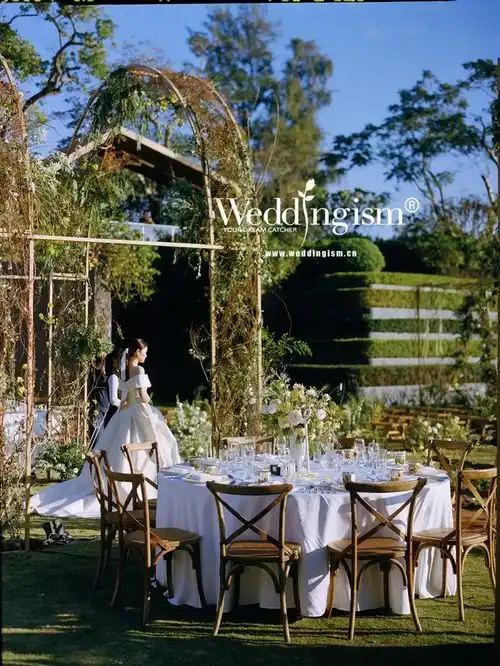 原木材质结合自然系花艺,一场充满了活力的户外婚礼