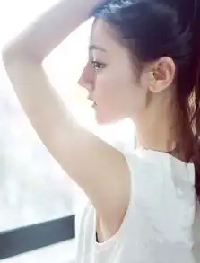 热巴被问到和鹿晗关系,有人注意到她这个小动作