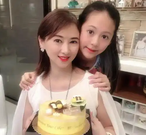 越来越丰满白嫩的翁虹无数男人为之着迷