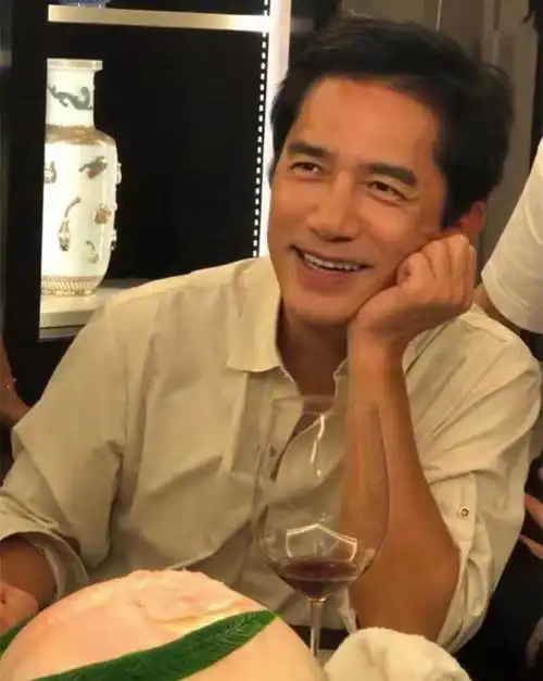 冻龄男神们再一次惊艳时光,归来仍是少年,港星有多会保养