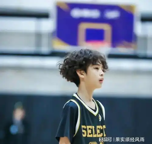 孙俪12岁儿子打篮球瓜子脸四肢纤细,五官似母亲,烫卷发引热议