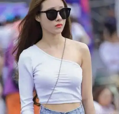 街拍小姐姐唯美的身材让人神往,秀出性感马甲线