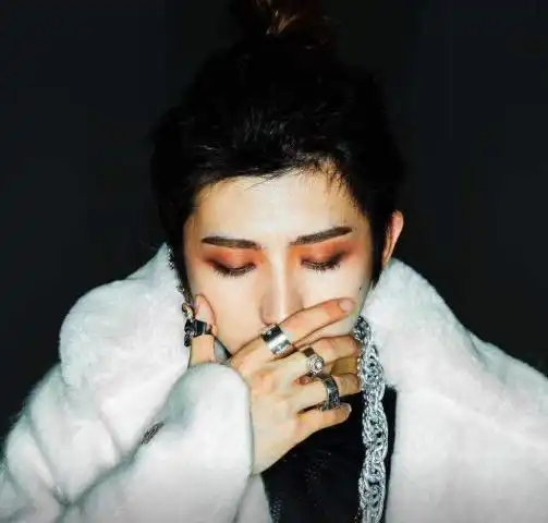 蔡徐坤纽约演唱会炸场,粉丝竟疯狂喊爹,这就是ikun的力量