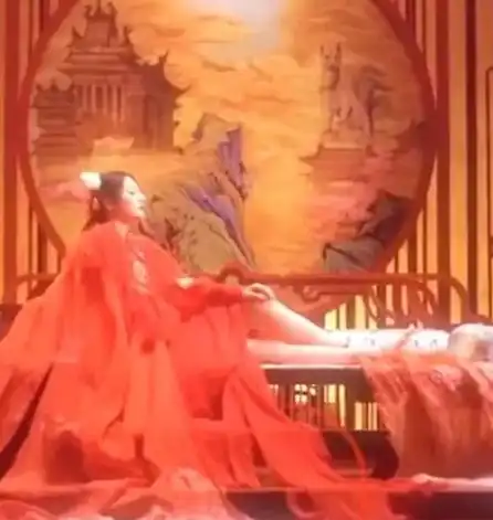 迪丽热巴cos狐妖小红娘,赤脚穿一袭红衣,网友被上帝吻过的腿