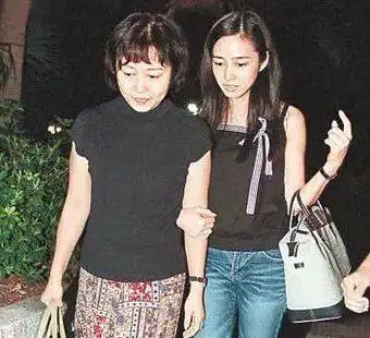 羡慕刘德华女儿曝光50岁当爹竟把孩子宠上了天...