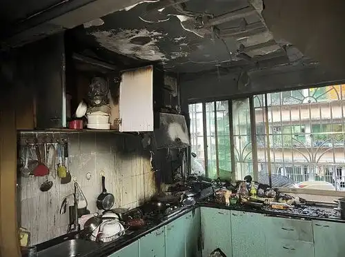 突发贵阳一小区发生火灾,老人被困反锁家中,热心邻居紧急救援