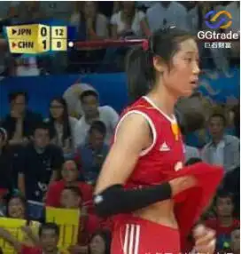 女排队长朱婷不小心露了腹肌清晰的马甲线会让国足脸红