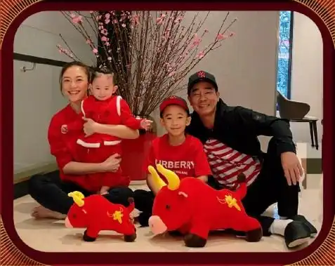 何猷君奚梦瑶与友贺新年,一岁儿露面个头像妈妈,陈小春一家出镜