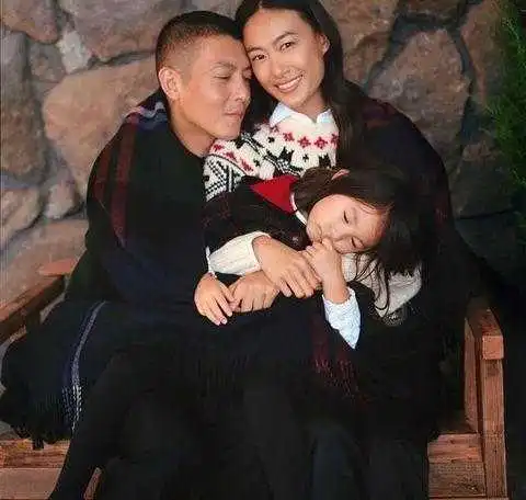 陈冠希晒女儿下厨照,4岁女儿越来越漂亮,笑容甜美星味十足