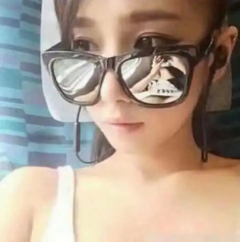 搞笑gif趣图妹子,戴墨镜自拍就长点心吧,小秘密暴露了,真尴尬