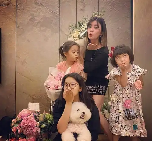 贾静雯晒全家出游照,6岁咘咘疯长超同龄人,大长腿初现