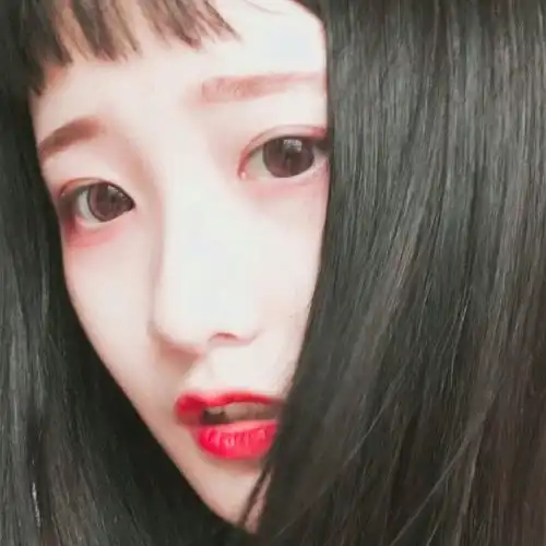 红唇明眸秀发妹子