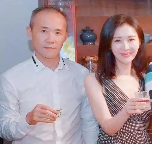田朴珺野心暴露,现身晚宴和星巴克创始人热聊73岁王石似跟班