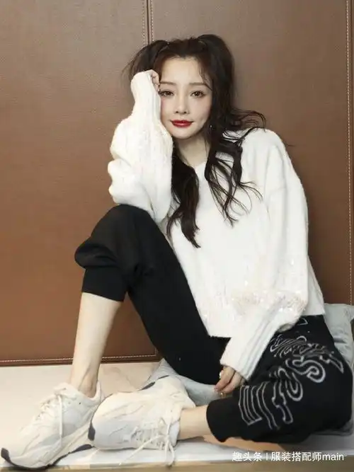 38岁李小璐托腮卖萌好可爱,私服穿搭清新减龄,不减昔日少女风采