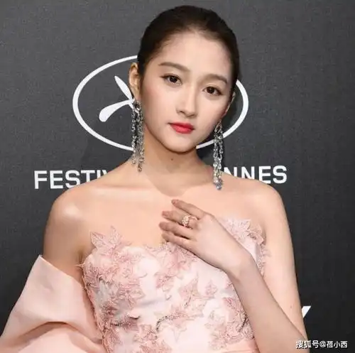 关晓彤早就该这么穿了,穿粉色抹胸露背裙亮相,一点都不壮了