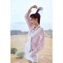 女神江疏影身穿粉白衬衫搭配半裙,亲自示范夏天的清甜配色