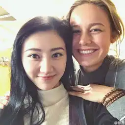 景甜晒与奥斯卡新晋影后合影亲密似姐妹