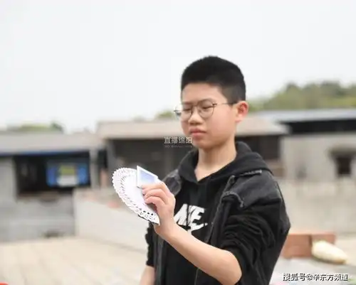 飞牌绝技惊现江湖,堪称现代版小李飞刀,四川男孩走红网络