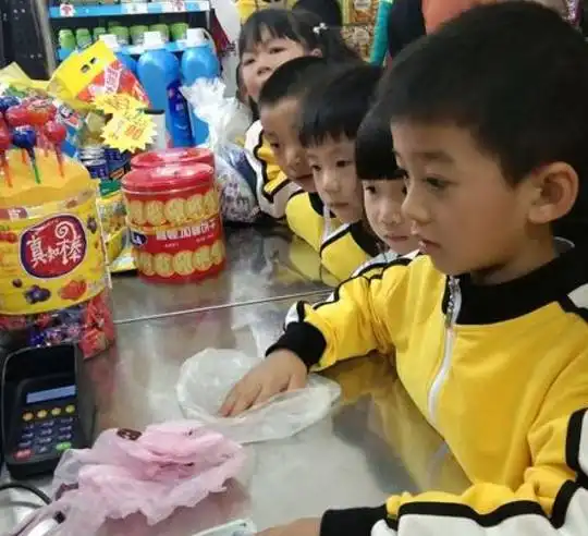 熊孩子问为什么套套要放收银台妈妈害羞后的回答,值得学习