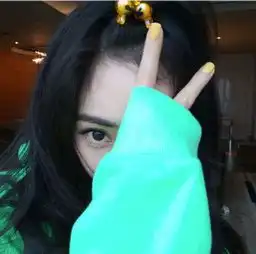 杨幂离婚后越来越妖艳,绿色卫衣黄色指甲配上红色嘴唇,变身红绿灯组合
