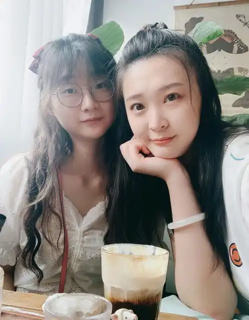 颜值颇高女排美女队长晒与家人出行美照,妹妹正脸首度曝光
