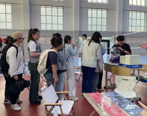 昆明文理学院学生支起考研摊