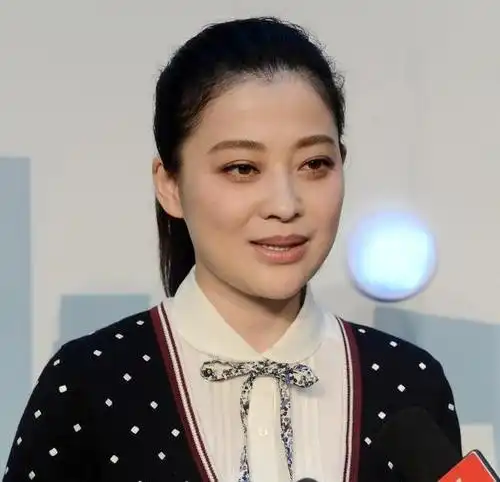 出道就和张国荣搭戏,退役退学闪婚离婚的她,让章子怡都羡慕