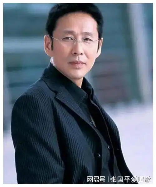 70岁陈道明红毯上太拉风,穿风衣戴墨镜,老太都要被骗光