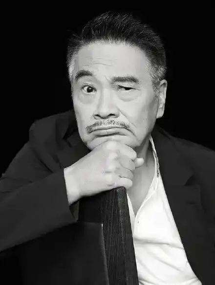 她是周星驰的绿叶,也曾是女神,最终却被子女送老人院落寞离世