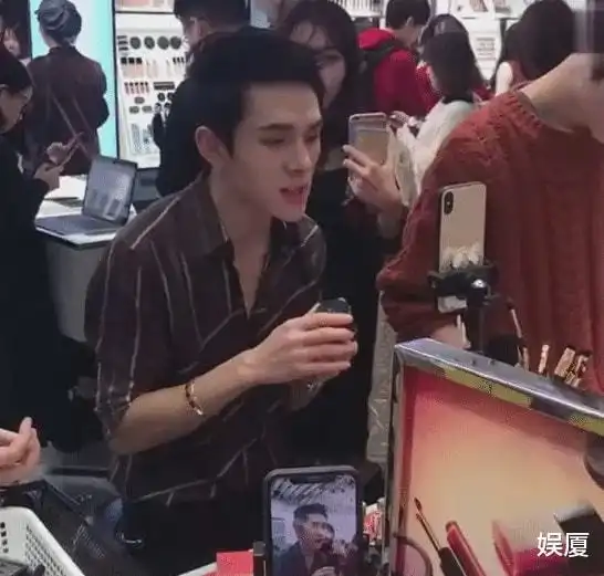 离开李佳琦480天后,小助理付鹏过成了这样,他后悔了吗
