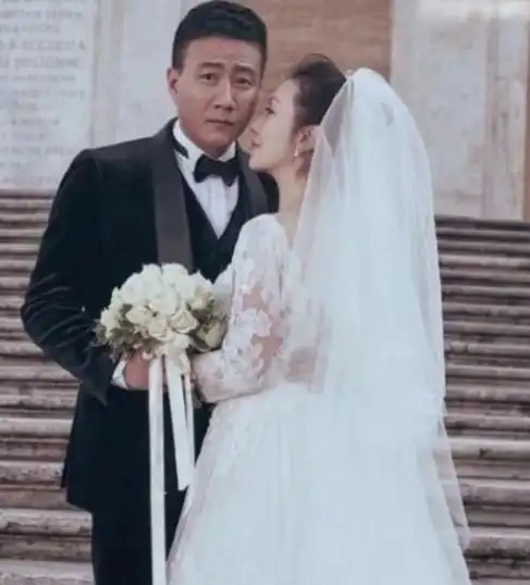 卢芳晒全家福为儿子庆生,12岁康康暴风成长,身高已超过妈妈