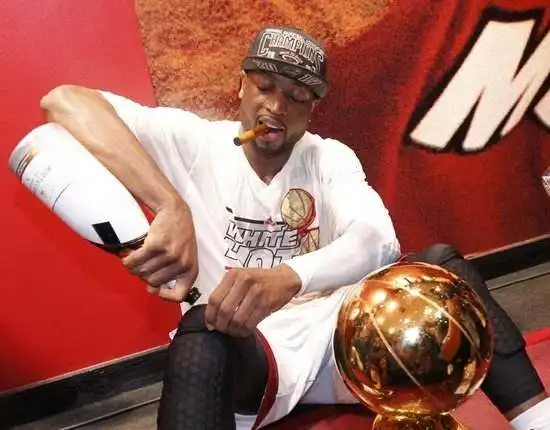 nba中的老照片看过3张都是10年球龄姚明倒下了让人心碎