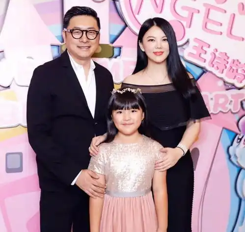 宣布离婚两个多月后,王岳伦带美女现身机场,前妻李湘低调庆生