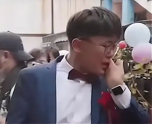 河南新娘出嫁,超霸气弟弟挂横幅威胁新郎,这是娶老佛爷供着
