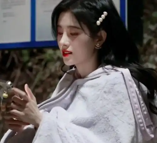 开头像陌生的恋人,鞠婧祎依旧是半永久妆容,郑业成也难大火