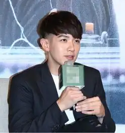 组图萧亚轩公布与小16岁男友恋情历任男友皆年轻帅气