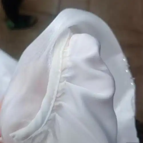 贵州一女子试穿白衣服,把脸上粉底弄上面,老板没提醒是陷害