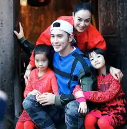 她离婚2次,带着3个孩子嫁小12岁男友,如今48岁还要生孩子