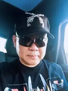 郭德纲晒父子三人照片小儿子罕见出镜2千龙