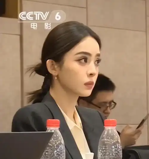 人民大会堂镜头下的大明星,堪比照妖镜,伊能静扛住了,娜扎惊艳