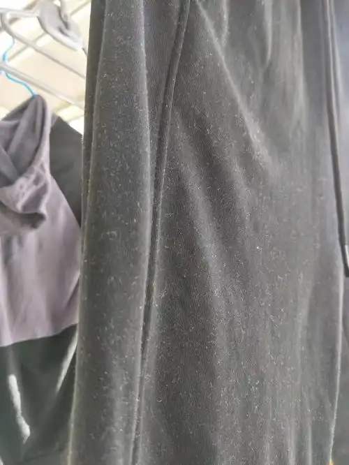 洗完衣服后晾干一看都是白毛,洗衣服时咋洗不掉呢