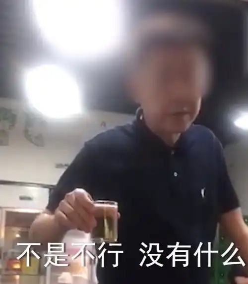 重庆女团成员吃夜宵,陌生男子搭讪还要求敬酒,被拒后不依不饶