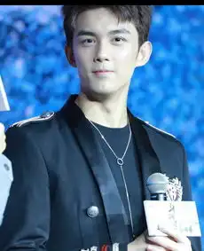 吴磊穿黑色西服亮相新剧开播发布会皮肤白皙面带微笑帅气十足