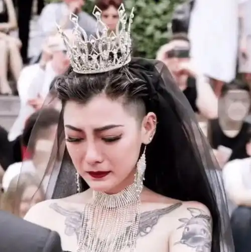 还记得曾经的黑婚纱新娘吗自曝嫁给了幸福,如今已判若两人